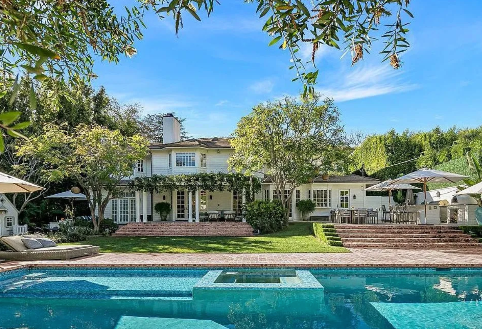 La zona exterior ofrece una piscina con jacuzzi, solárium y bonitos jardines 