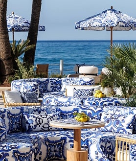 Imagen secundaria 2 - Más rincones del 'beach club' marbellí La Cabane decorado por Dolce & Gabbana. Arriba y abajo a la derecha, la zona de piscina y playa. Abajo a la izquierda, la tienda pop up de la firma de moda en el lugar.