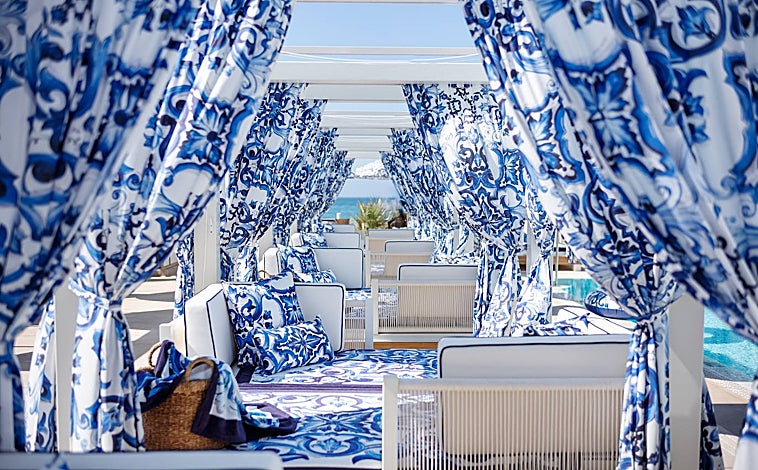 Imagen principal - Más rincones del 'beach club' marbellí La Cabane decorado por Dolce & Gabbana. Arriba y abajo a la derecha, la zona de piscina y playa. Abajo a la izquierda, la tienda pop up de la firma de moda en el lugar.