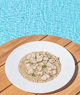 Imagen secundaria 2 - Arriba y abazo a la izquierda, Dolci Room, con su colorida decoración y los dulces en forma de bolsos con el logo de Dolce & Gabbana. Abajo, derecha, el risotto al tartufo de Dani García para La Cabane.