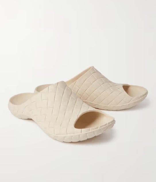 Desde Bottega Veneta siempre saben cómo sorprender con sus diseños de calzado y así han vuelto a hacerlo con modelos como este que homenajean a la técnica del trenzado a base de caucho. Su precio es de 420 euros.