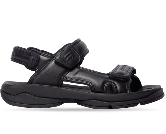 Las sandalias feas canónicas son conocidas como “de turista” por aquello de tener la puntera abierta, la tira para el dedo, el cierre autoadherente y una gran suela gruesa de goma. Estas de Balenciaga son un buen ejemplo. Precio: 795 euros.