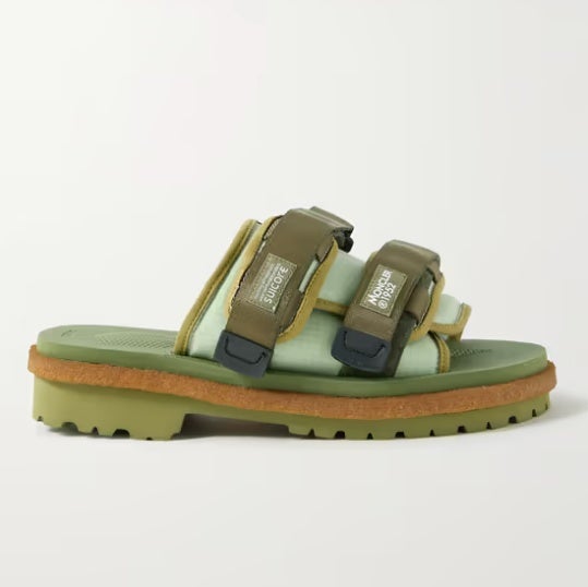 Moncler Genius y la marca japonesa de calzado Suicoke se han asociado para darle un giro a sus célebres sandalias "Moto". Unas de ellas son estas, de silueta gruesa reconocible, con correas ripstop y en suela dentada. Su precio es de 340 euros.