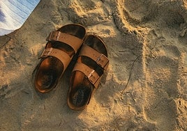 Las sandalias feas que no te va a quedar más remedio que llevar este verano