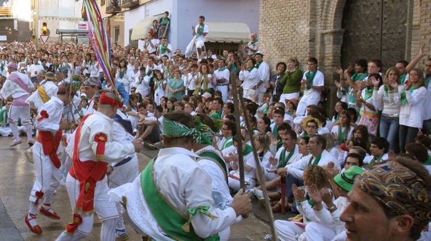 La actuación de los Danzantes de Huesca tiene lugar el día 10 de agosto en las puertas de la iglesia de San Lorenzo.