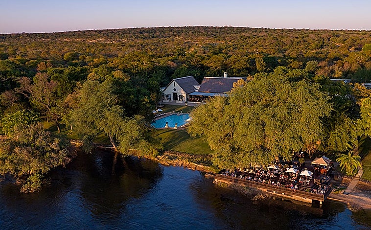 Imagen principal - El Royal Livingstone by Anantara está situado a orillas del río Zambezi y tiene acceso directo a las cataratas Victoria. 