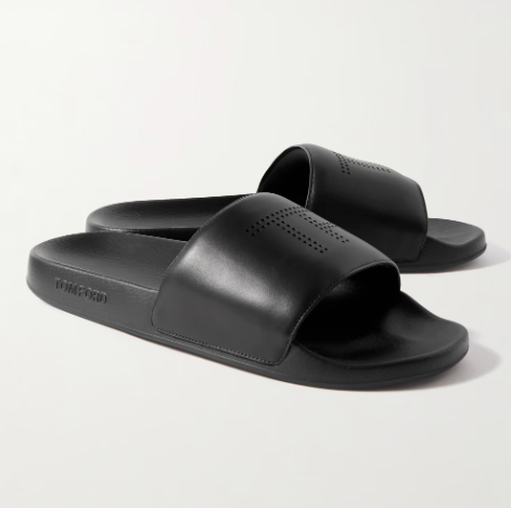 Elegantes y discretas, estas chanclas de Tom Ford confeccionadas en piel perforada con el logotipo de la marca querrás lucirlas incluso fuera de la playa o la piscina. Precio: 550 euros