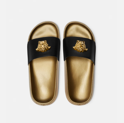 Doradas y negras, así son estas chanclas deluxe de Versace en cuya parte superior aparece una placa del anagrama de la medusa de la casa italiana. Precio: 550 euros.