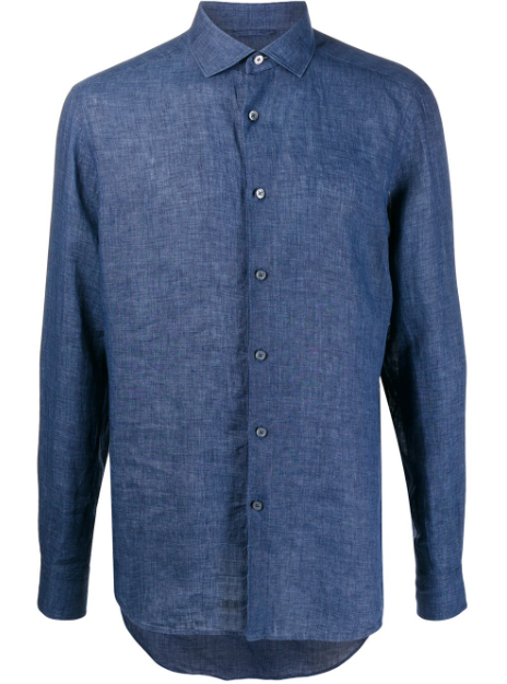Camisa de lino de la colección conscious de Ermenegildo Zegna en un tono azul similar al del denim ideal para looks desenfadados. Precio: 295 euros