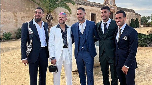 Borja Iglesias y Aitor Ruibal con bolsos junto a otros compañeros en una boda