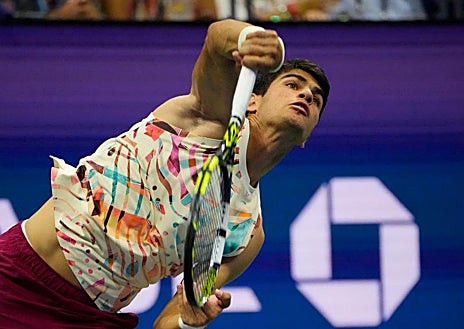 Imagen secundaria 1 - La llamativa equipación de Carlos Alcaraz en el US Open 2023