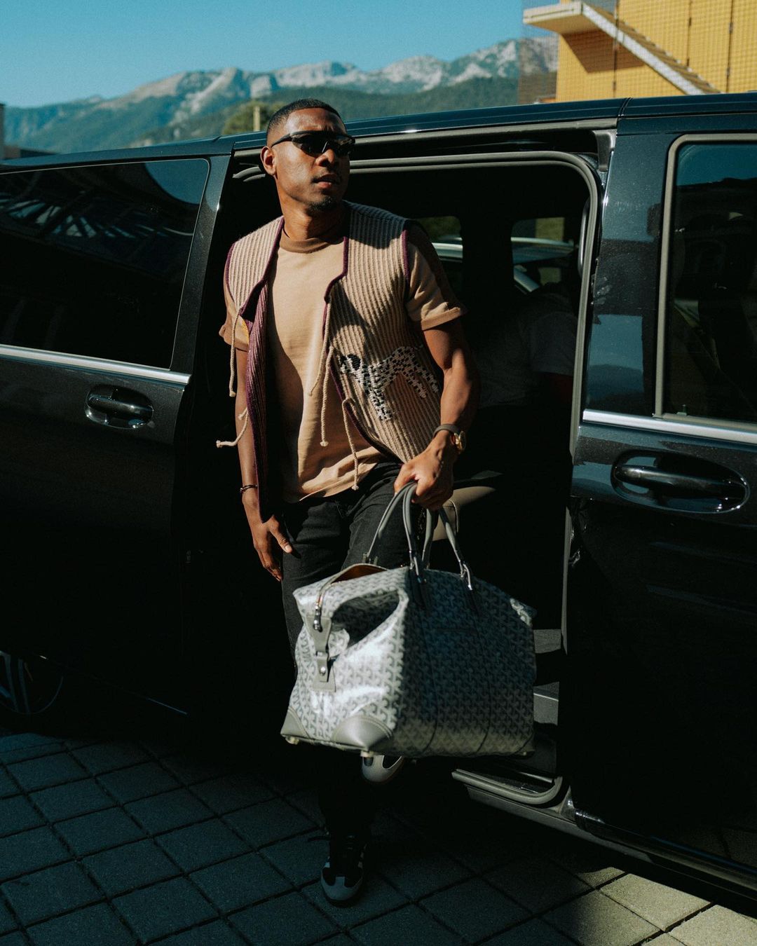 El jugador del Real Madrid David Alaba es uno de los futbolistas con más estilazo fuera del campo. La mejor prueba es que los bolsos no faltan nunca en sus looks.