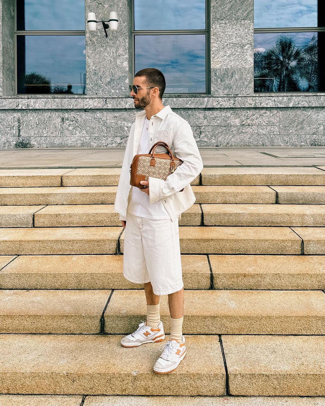 No importa si son más formales o más desenfadados, en los cuidados looks de Pelayo Díaz nunca falta algún bolso de lujo que sirve de guinda perfecta.