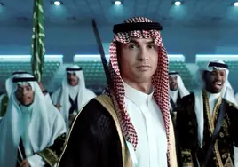 Cristiano Ronaldo se viste de jeque árabe con el bisht de la polémica de Messi