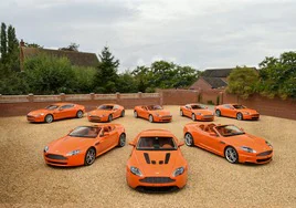 A subasta una exclusiva colección de ocho modelos Aston Martin con carrocería naranja
