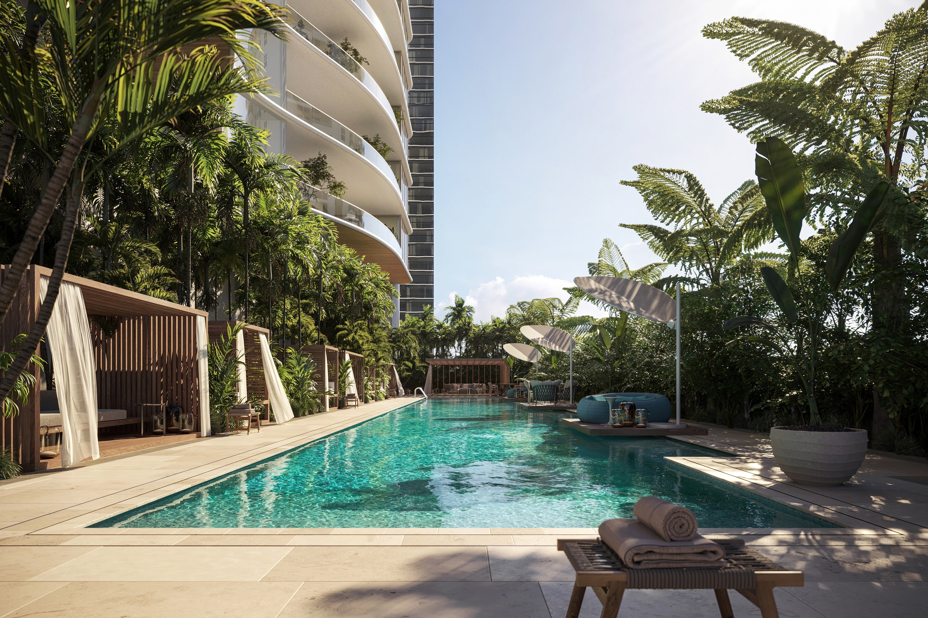 El edificio cuenta con varias piscinas y jacuzzi