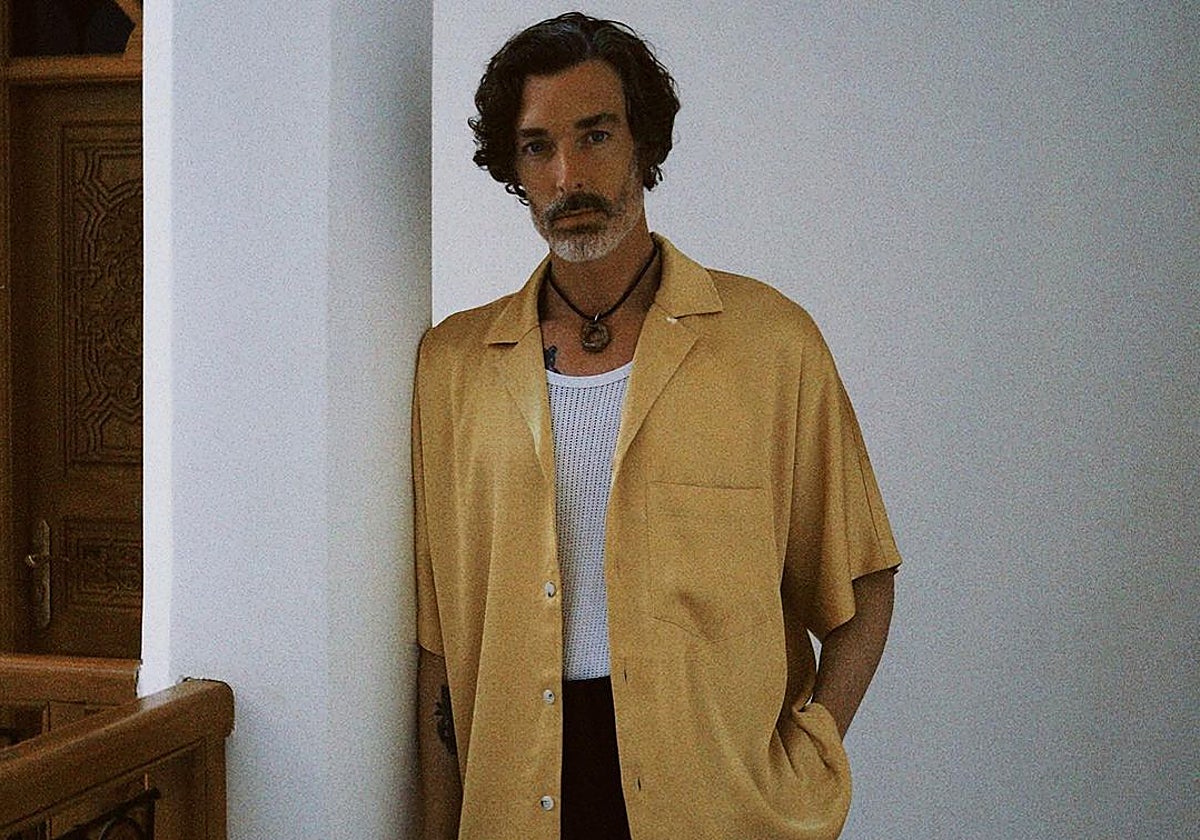 Look con camisa de manga corta abierta que deja ver una camiseta debajo