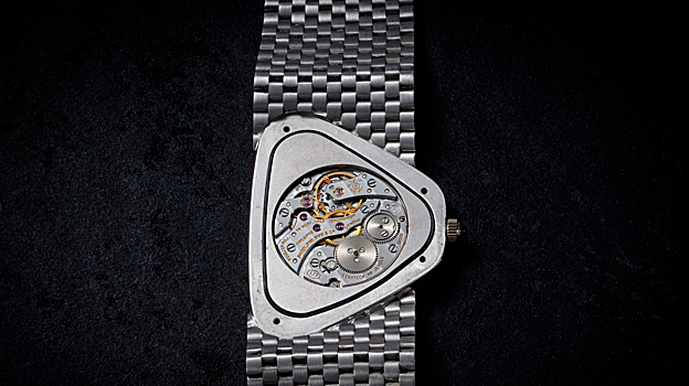 El reloj cuenta con un movimiento  de cuerda manual calibre 177