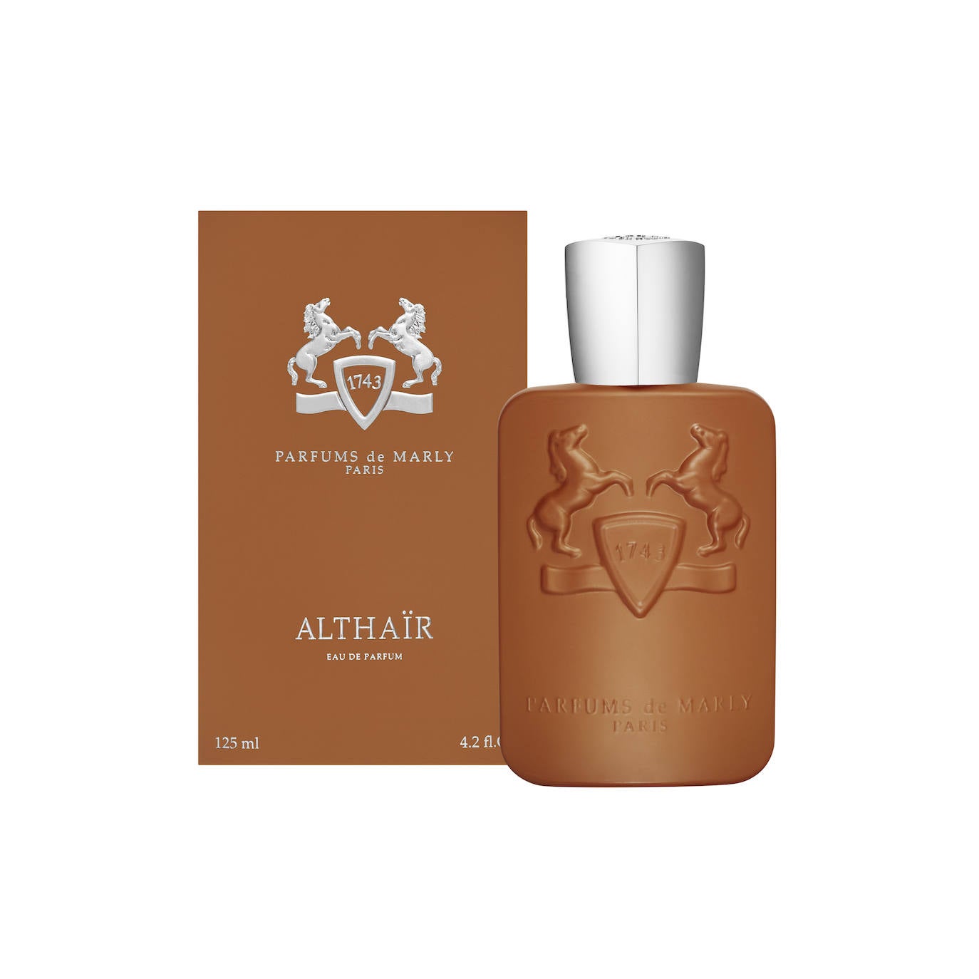 Althaïr de Parfums de Marly (250 €, 125 ml, en Isolée). Fragancia sostenida sobre una infusión de vainilla nada empalagosa, pero potente y moderna; un aroma adictivo con mucha proyección en la salida y una estela muy duradera. Su porte elegante arranca en la salida, con una aromática combinación de cítricos y especias: la flor de azahar, la chispeante bergamota, el cálido cardamomo y la evocadora canela. La sobredosis de vainilla aporta el toque refinado, cálido y texturizado en el corazón del perfume. Para dejar su elegante y moderna impronta, las notas sensuales del ámbar, las maderas y el cuero, contrastan con notas del almizcle, fresco y con un marcado olor a limpio.