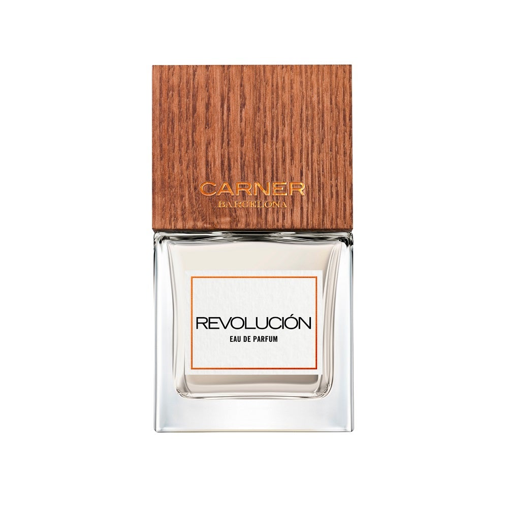 Revolución de Carner Barcelona (105 €, 50 ml). Con un ADN joven, irreverente y rebelde, este perfume se inspira en la revolución social e industrial. El perfumista Benoist Lapouza firma esta fragancia amaderada con notas de tomillo, azahar, mate, cedro y un acorde de piel, que celebra el empoderamiento y la liberación que alcanzamos cuando abrazamos nuestra auténtica identidad y nos liberamos de las expectativas tradicionales.