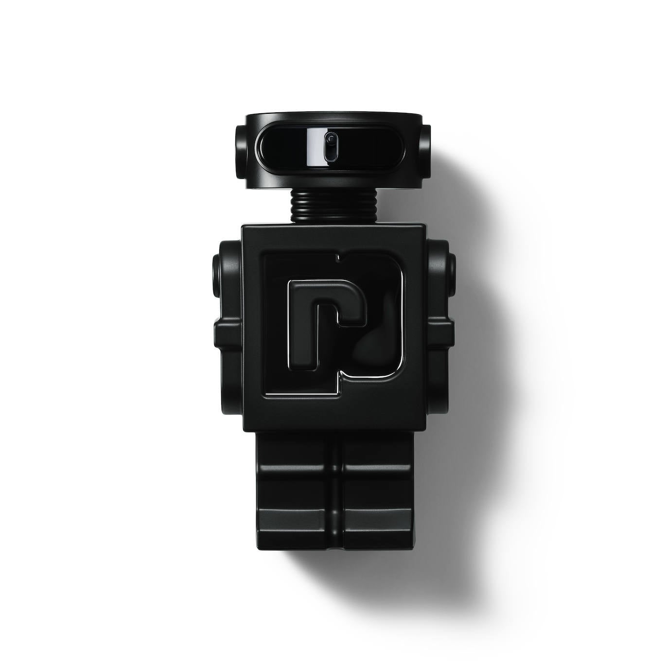 Phantom Parfum de Rabanne (80 €). Una versión más intensa y cautivadora, creada para revelar las facetas más oscuras, nocturnas y enigmáticas de la masculinidad. En la salida, la lavanda aporta una nota floral aromática a la vez energizante y seductora. Un cálido corazón de vainilla confiere a la fragancia una nueva faceta dulce con un atractivo adictivo. Por último, en el fondo, el vetiver y el almizcle mineral añaden notas terrosas y amaderadas, así como una rica sensualidad con un toque de riesgo. Actualizado y redefinido, el nuevo Phantom Parfum mantiene su forma icónica, pero con una estética más oscura y vanguardista.