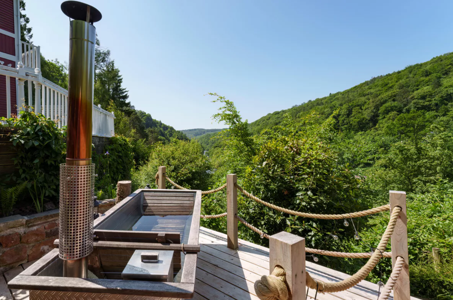 El terreno de 4,5 acres ofrece también un garaje, una cabaña de verano, dos invernaderos, un huerto y amplios jardines