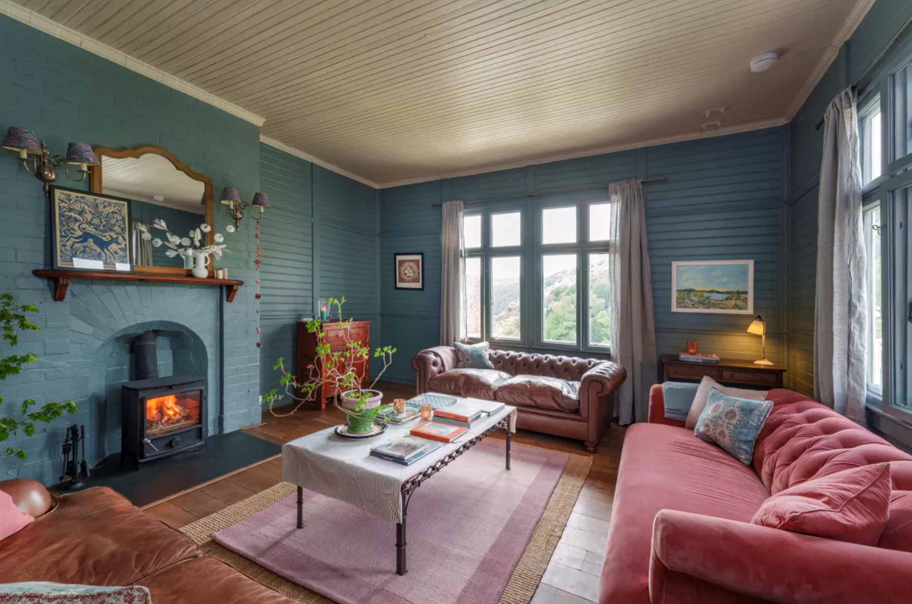 La vivienda, que presenta una decoración rústica, cuenta con varias estufas de leña y grandes ventanales que inundan de luz natural los interiores