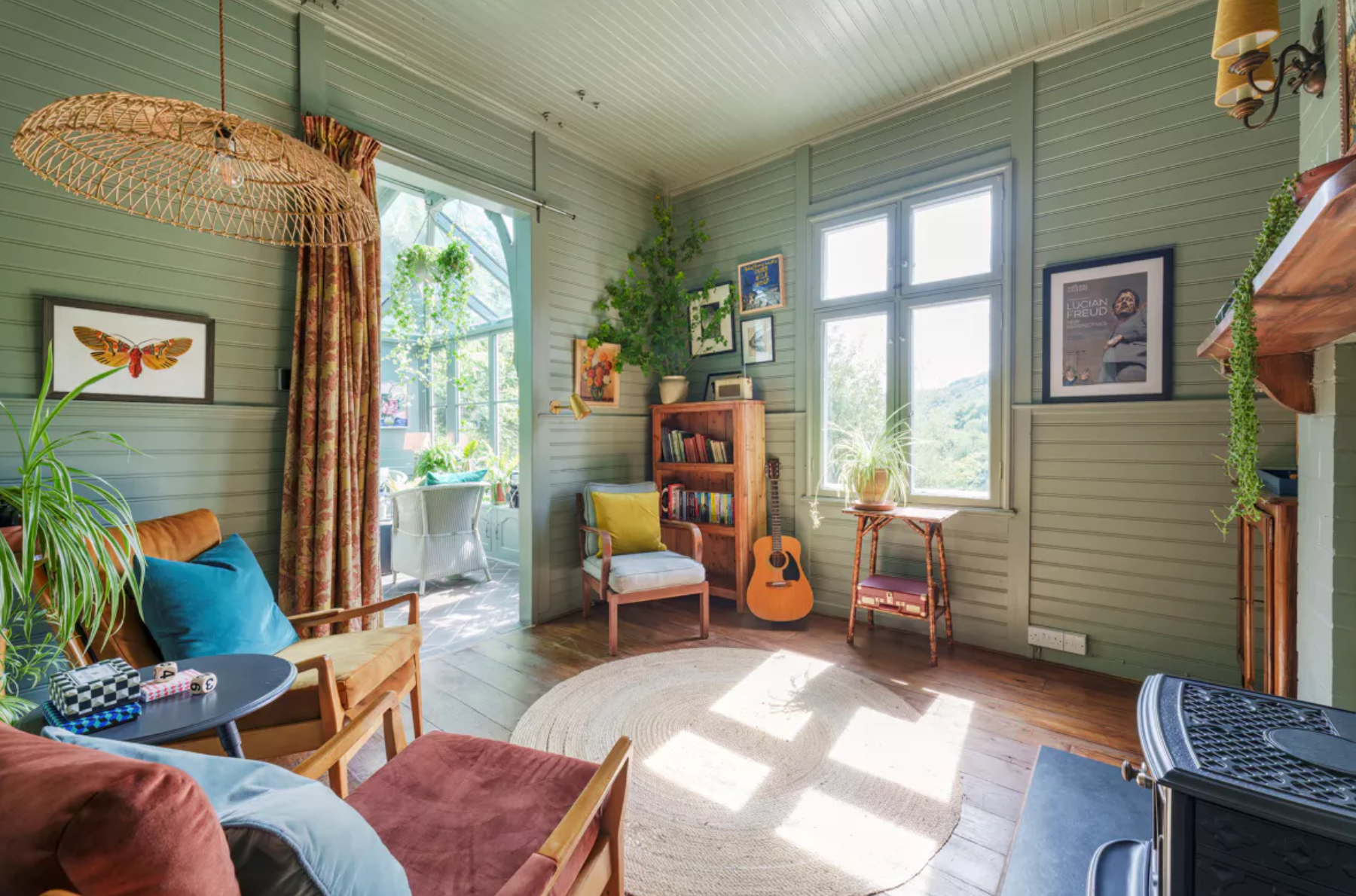 Entre las diferentes estancias hay varias salas de estar, un salón y un par de comedores 