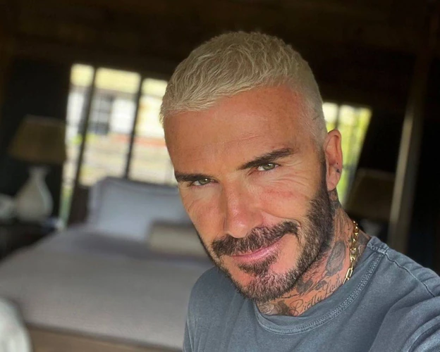 Rapado y teñido de rubio platino, David Beckham lució este estilo en 2021.