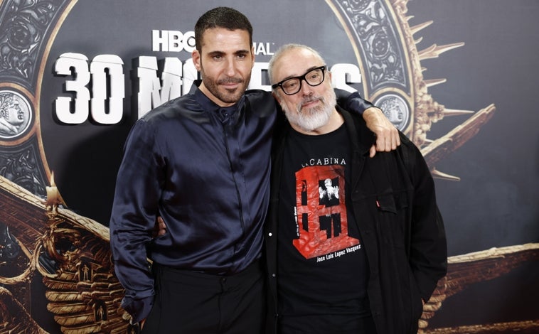 Imagen principal - Miguel Ángel Silvestre junto a Álex de la Iglesia. El actor interpreta a Paco en '30 monedas'