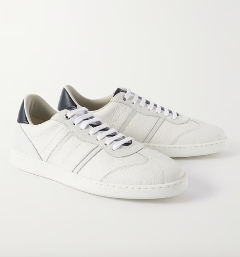 Bautizadas como 'Achille 1', estas zapatillas de Ferragamo son sencillas pero elegantes. Confeccionadas con cuero, cuentan también con paneles de nobuck azul hielo alrededor de los cordones que contrastan con la parte del talón azul marino.Precio: 595 €.