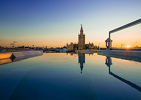 Imagen secundaria 1 - En el interior de una casa palacio mudéjar en pleno casco antiguo de Sevilla, este centro ofrece todo un ritual de relajación, con el agua como protagonista y una extensa carta de tratamientos y masajes. 