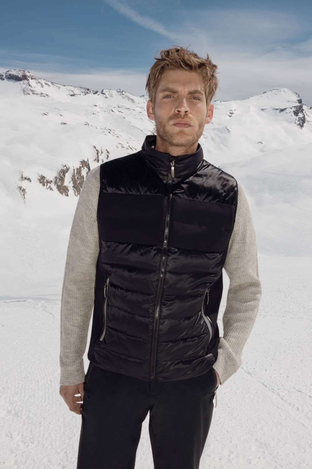 La marca de esquí Duvillard se ha unido a la firma IKKS para crear una colección cápsula de prendas deseadas que mezclan a partes iguales estilo y funcionalidad. La prueba es este chaleco acolchado en color negro que ofrece ligereza, rendimiento y elegancia dentro y fuera de las pistas. Precio: 245 euros.