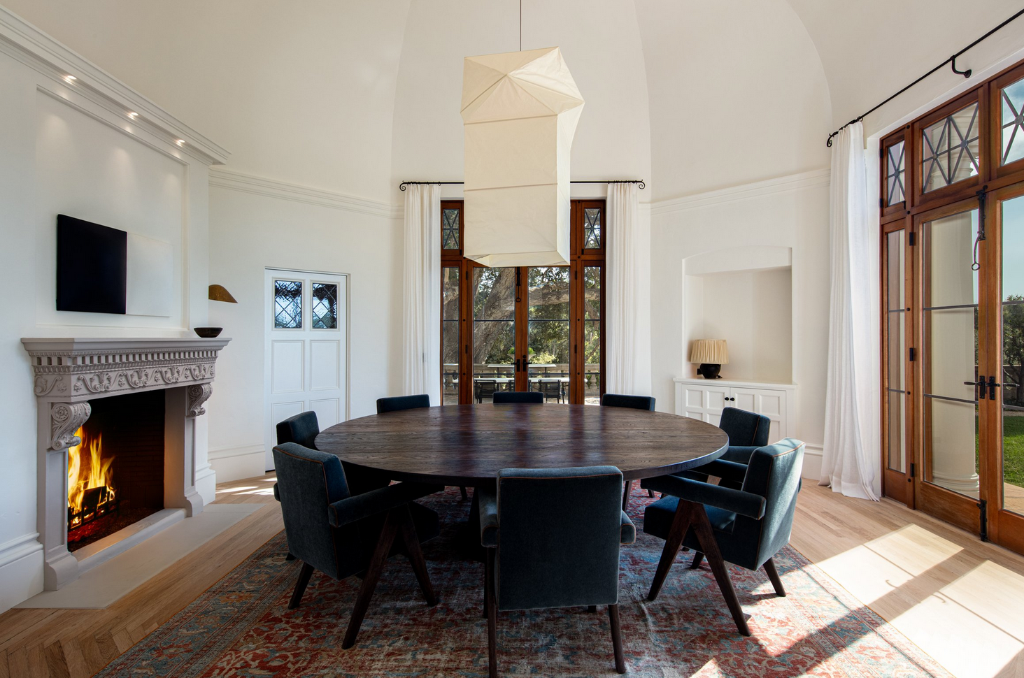 El comedor con forma octogonal tiene una chimenea y una mesa redonda con capacidad para ocho comensales