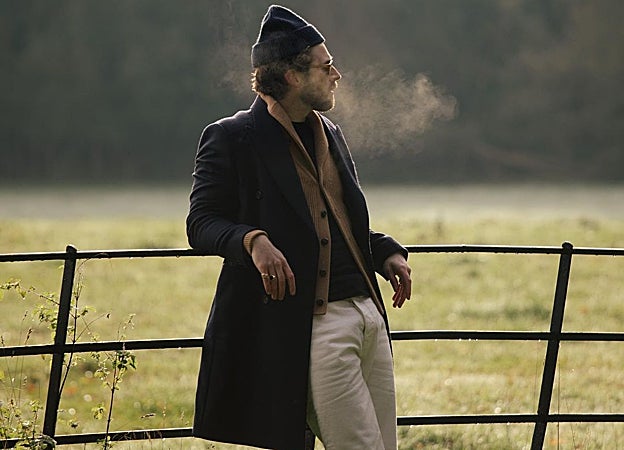 Estilismo a capas con chaqueta de punto