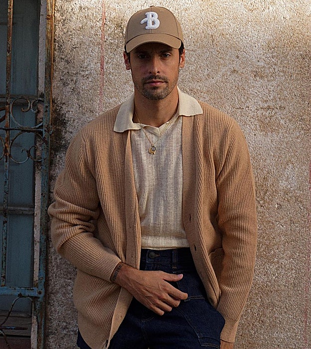 Explota el look preppy con una chaqueta de punto