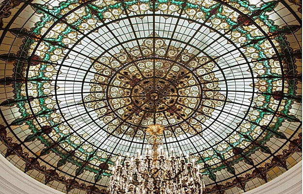 La emblemática cúpula acristalada del lobby del hotel Colón Gran Meliá de Sevilla.
