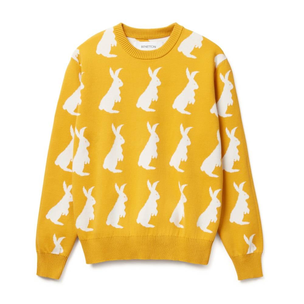 Una de las propuestas más divertidas de la temporada otoño-invierno es este jersey amarillo con dibujos de conejos en blanco de United Colors of Benetton. Precio: 79,95 euros.