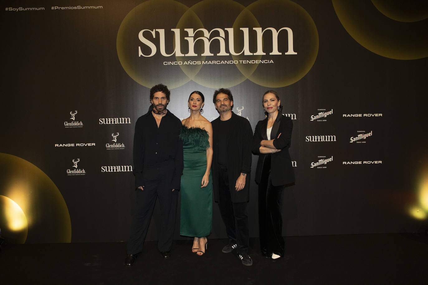 Dos de los premiados, Javier Sánchez-Medina y Jaime Hayon posan con Laura Pintos, responsable de ABC Estilo y María Isabel Ortiza, responsable de Summum, en el photocall de los Premios Summum de Diseño 2023. 