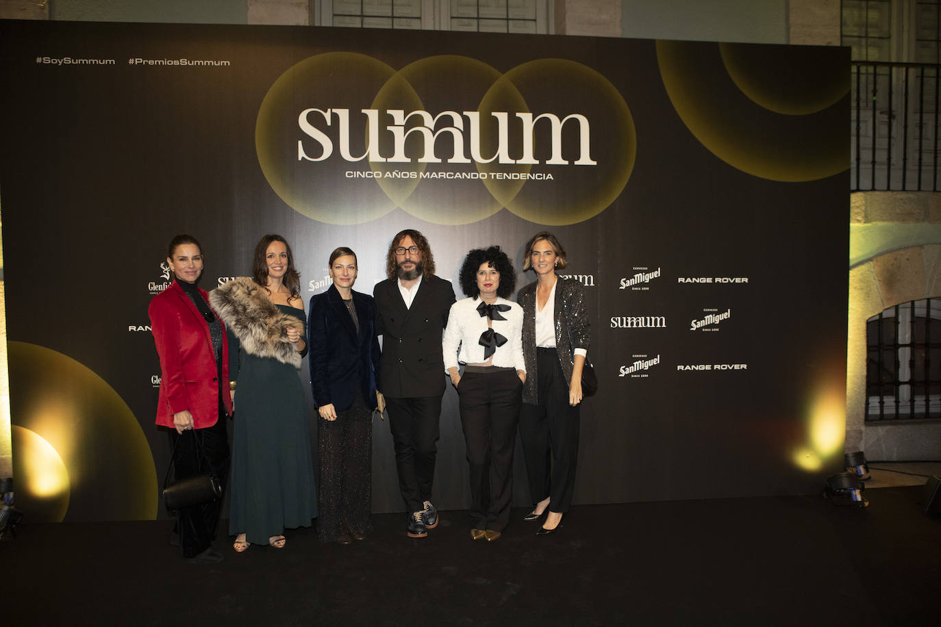 Blanca Olcina, responsable de de Publicidad de Summum, posa con varios invitados en el photocall de los Premios Summum de Diseño 2023. 