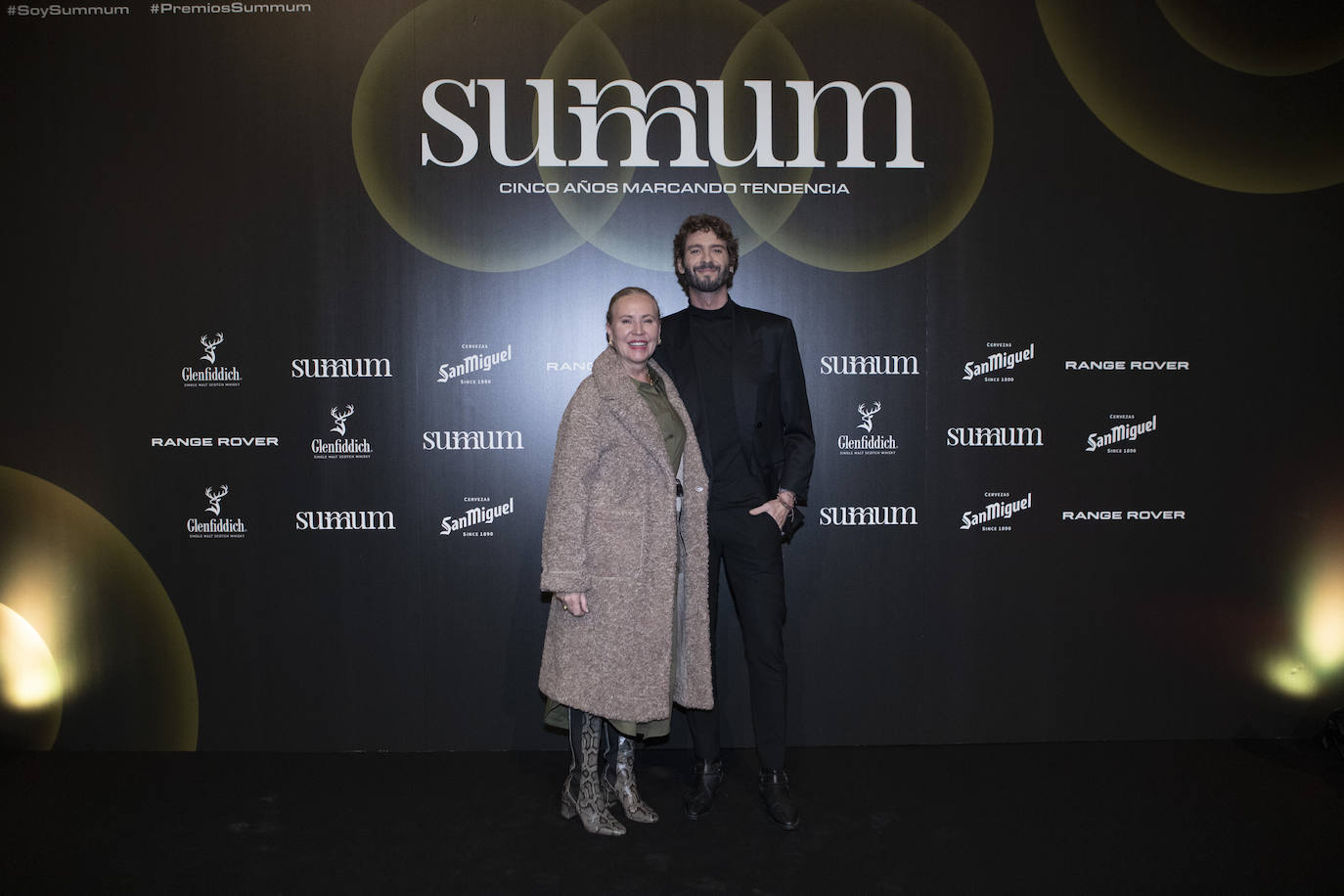 El periodista y relaciones públicas Arturo Gil-Bordés, con la doctora Mar Mira, de la Clínica Mira Cueto, en en el photocall de los Premios Summum de Diseño 2023.