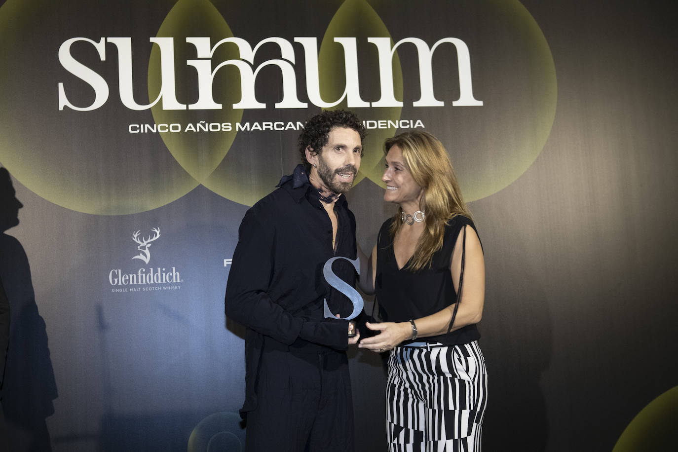 Ana Delgado, Directora General de ABC, entregó el Premio Summum del Diseño artesanal a Javier Sánchez Medina. 