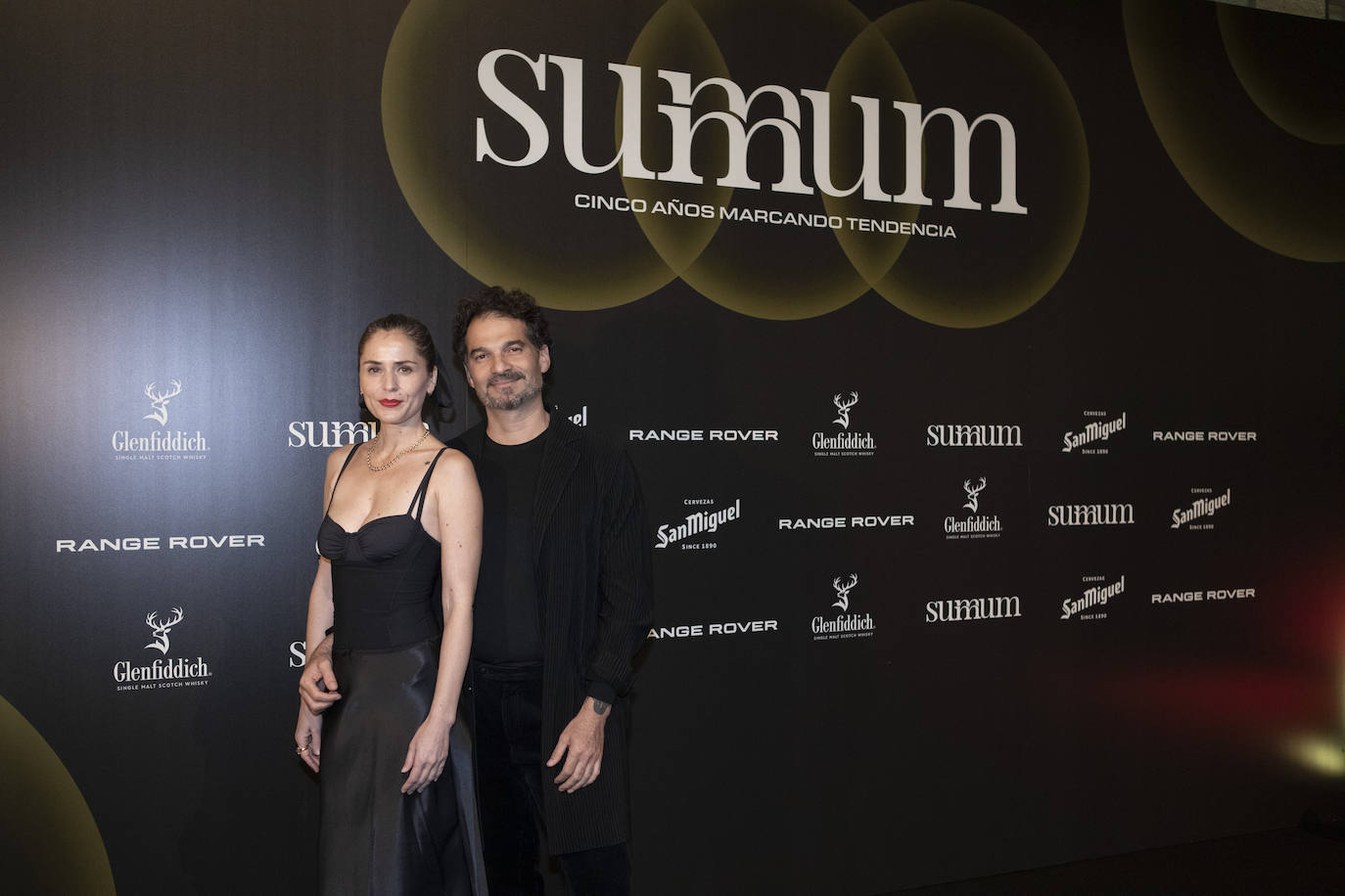 El  diseñador y artista Jaime Hayon, Premio Summum de Diseño artístico e industrial, con su pareja, en el photocall de los Premios Summum 2023. 