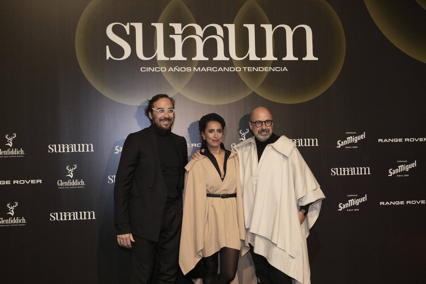 Paul García y Caterina Pañeda de Oteyza, Premio Summum de Diseño de Moda, junto a Jesus Cano, en el photocall de los Premios Summum de Diseño 2023.