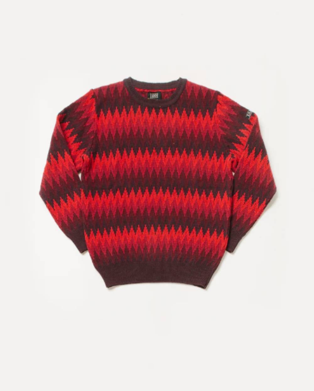 La firma española Iaos trata de hacer reflexionar sobre las personas mayores creando jerséis "de abuelo" como este en jacquard de 3 colores en zig zag que hace un efecto de espiga. Precio: 84 euros.