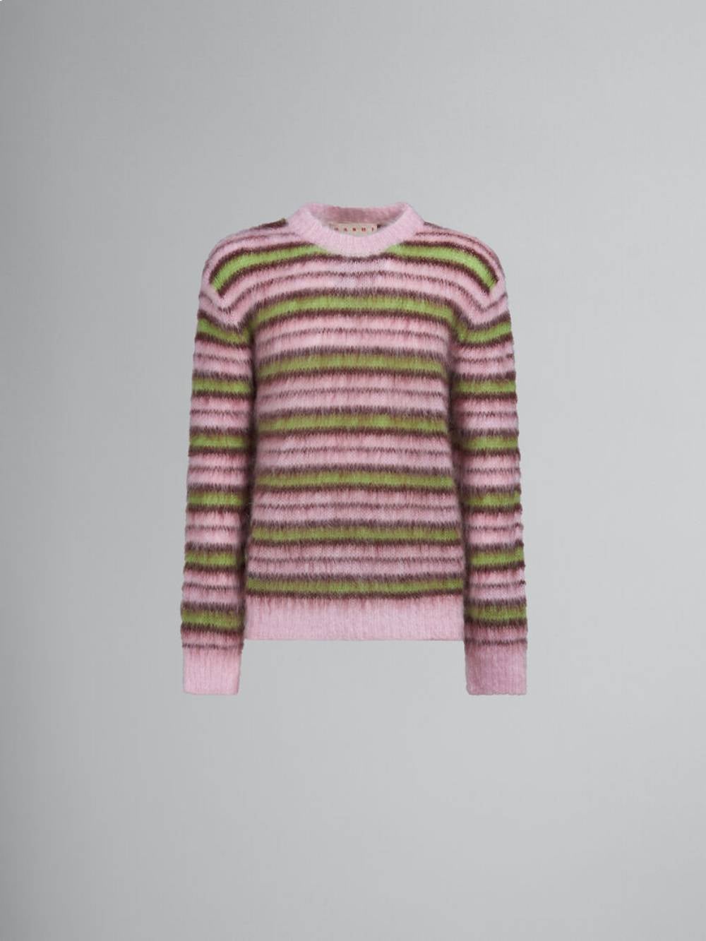 En Italia se confecciona este jersey de mohair cepillado con rayas en rosa y verde de corte relajado. Cuenta con puños y bajo acanalados y está firmado por Marni. Precio: 950 euros.