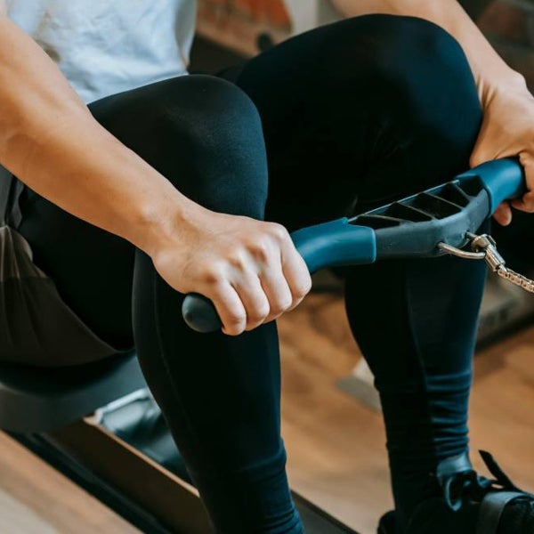Por qué la máquina de remo es el cardio más efectivo que puedes hacer en el gimnasio