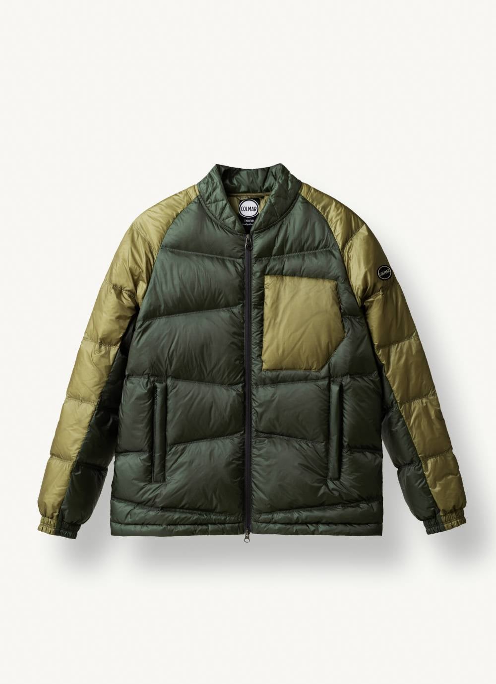 También en verde encontramos este plumífero confeccionado en tejido mini ripstop con tratamiento repelente al agua. Una reinterpretación de la clásica cazadora bomber por parte del japonés Yosuke Aizawa para Colmar que sustituye los detalles característicos de siempre por un estilo más contemporáneo. Precio: 599 euros. 