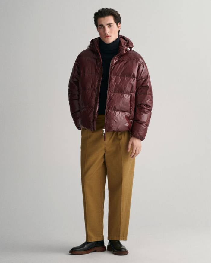 Esta propuesta de Gant de silueta oversize y acabado brillante es perfecta para completar cualquier look casual. Tiene un acabado resistente al agua, dispone de capucha y es de favorecedor color granate. Precio: 385 euros.