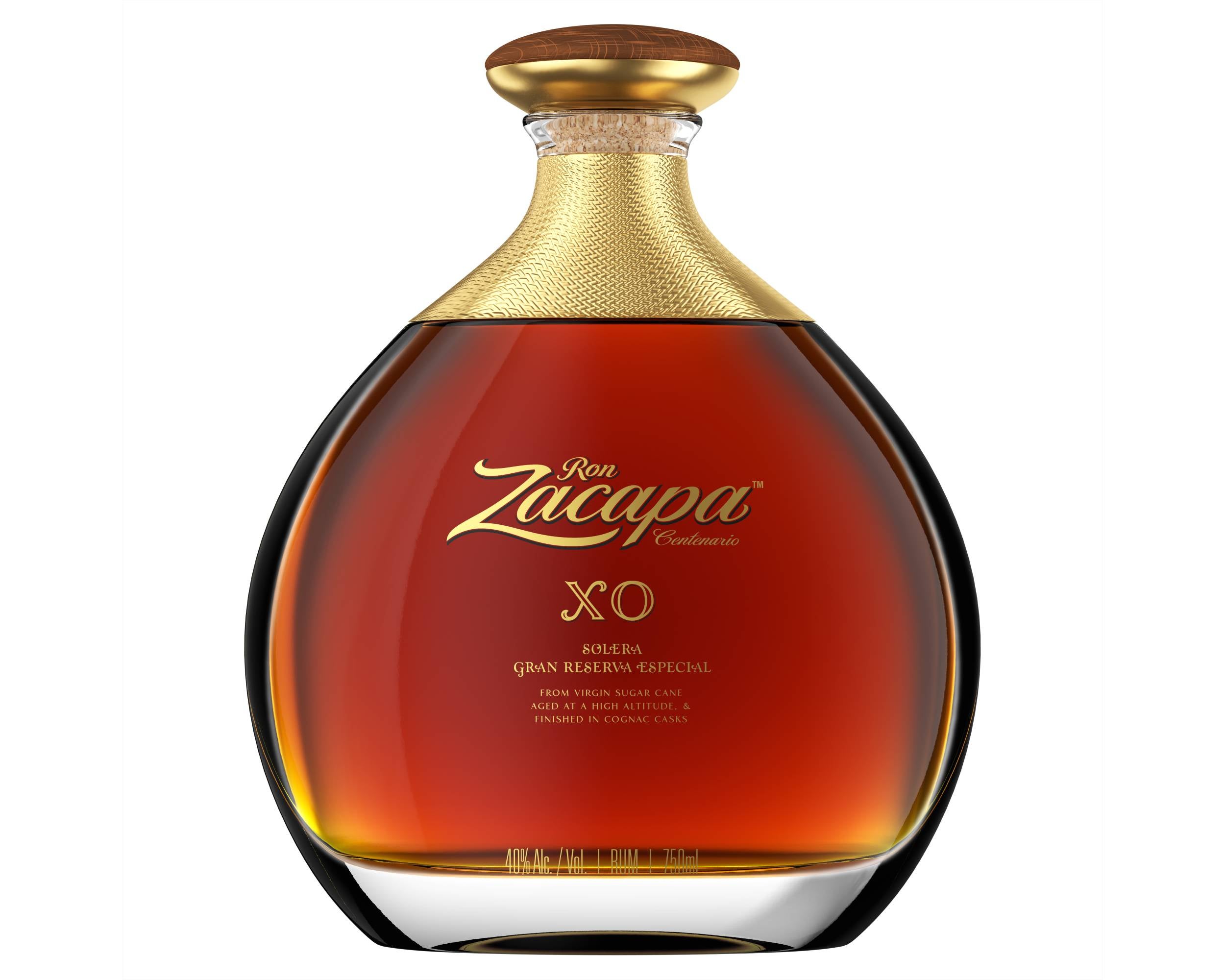 Zacapa XO es uno de los rones más especiales de la marca, gracias a un balance único de aromas y sabores complejos, resultado de la mezcla exclusiva de rones de reserva envejecidos entre 6 y 25 años en el Sistema Solera y acabados en barricas de roble francés. Este extraordinario destilado guatemalteco  se disfruta mejor solo o con hielo, creando un equilibrio de dulzura, frutal, especial con un espíritu único. Largo, suave y dulce, sus notas de chocolate, dátil, vainilla lo convierten en el acompañante perfecto para los momentos de postres y sobremesa.  PVPR: 146,99€